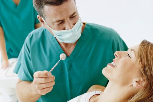 Clínica Dental Milagros Vizcay Almeida odontólogo atendiendo a mujer