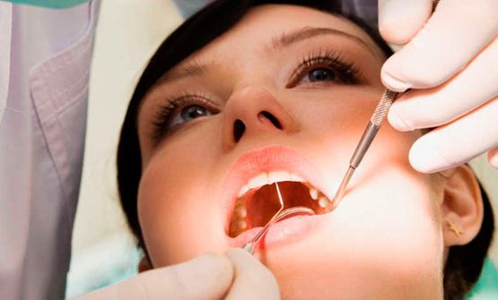 Clínica Dental Milagros Vizcay Almeida revisión bucal a mujer