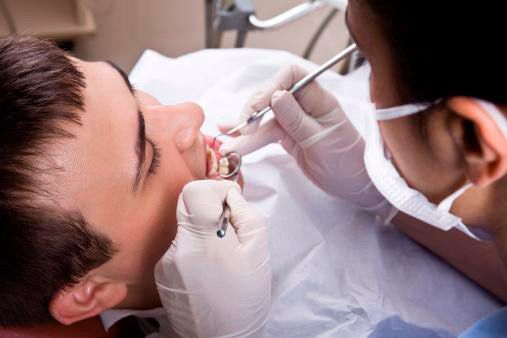 Clínica Dental Milagros Vizcay Almeida revisión bucal a hombre